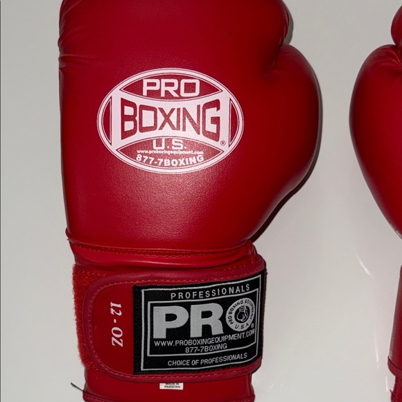 Red Gloves - Picture 2 of 7